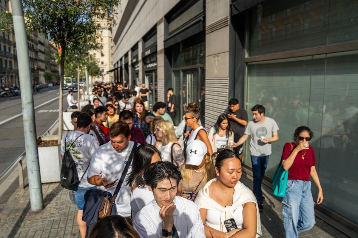 Barcelona 12/09/2025 Barcelona. Abre la segunda tienda de Pop Mart con muñecos Labubu. Calle Pelai 17. AUTOR: JORDI OTIX