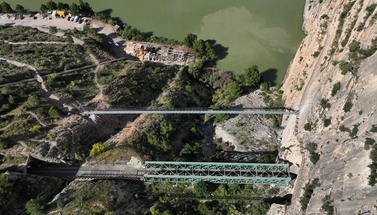 Una imagen cenital del nuevo puente colgante del Caminito del Rey, en el paraje de El Chorro, en Málaga, abrirá el 10 de junio..