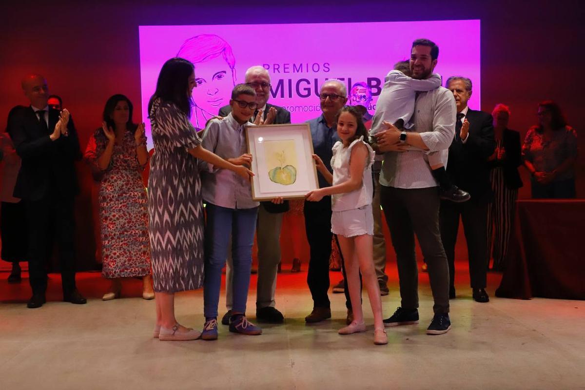 La familia Quero Navarro recibe el premio.