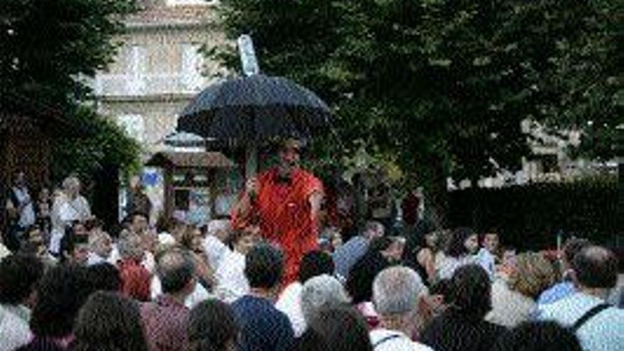 Uno de los espectáculos, ayer, durante el festival. / RAFA ESTÉVEZ