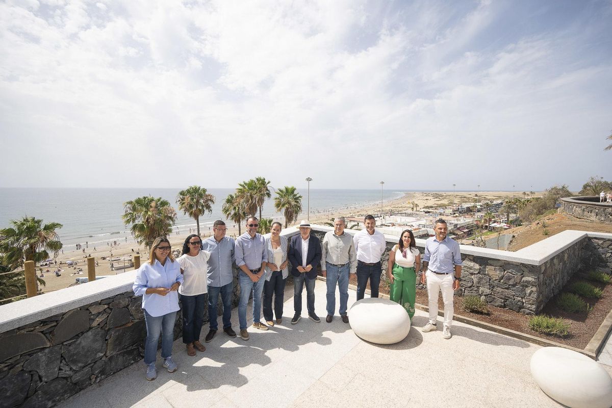Autoridades durante la inauguración del mirador.
