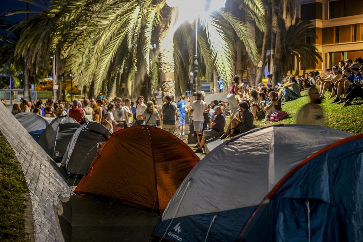 Conciertos en el segundo día de la acampada por la vivienda en la Plaza de La Feria, en Las Palmas de Gran Canaria