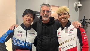 Toni Calvo, entre el japonés Ai Ogura y el tailandés Somkiat Chantra, sus dos apadrinados que ha conducido hasta MotoGP.