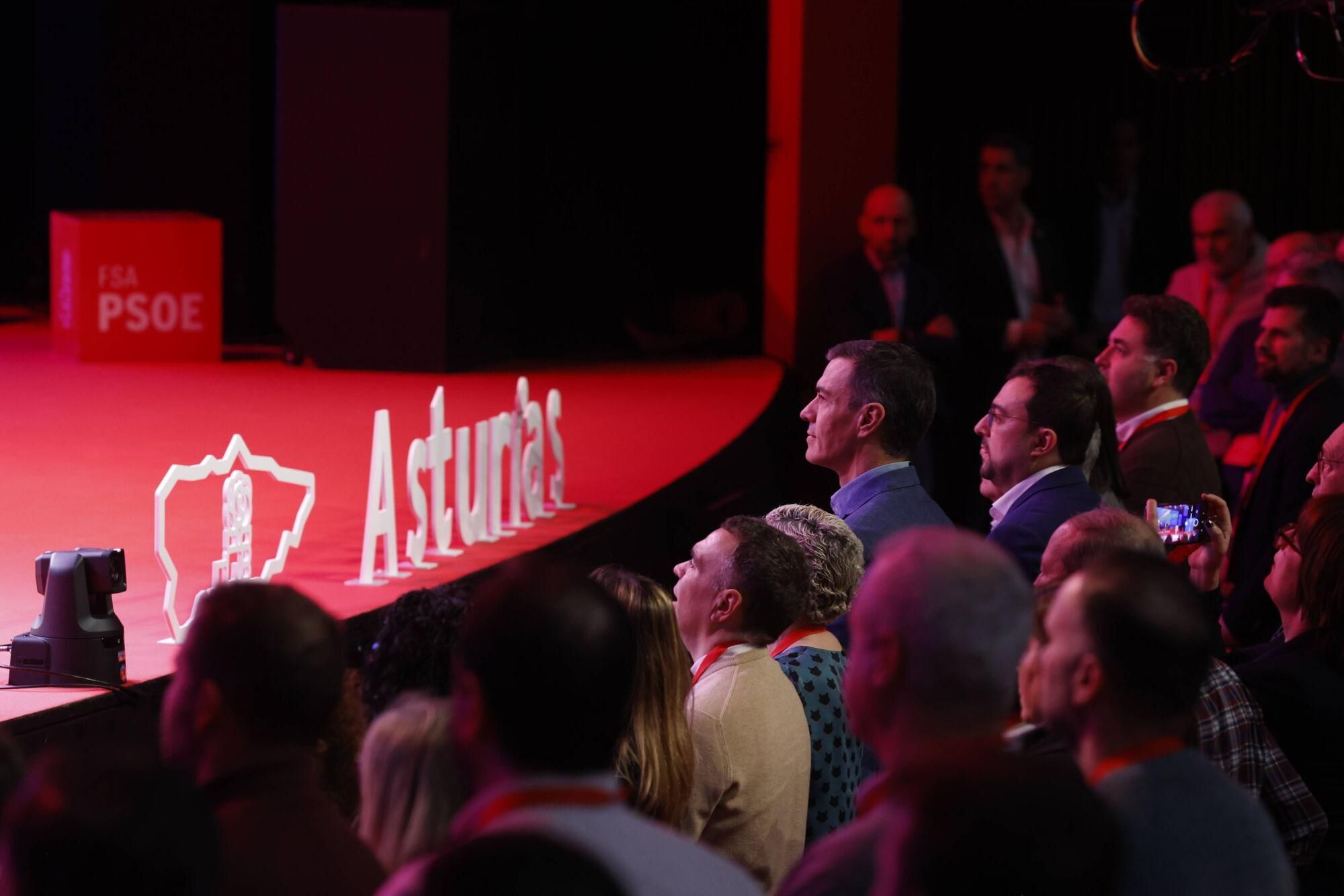 EN IMÁGENES: Pedro Sánchez y Adrián Barbón abren el congreso del PSOE asturiano
