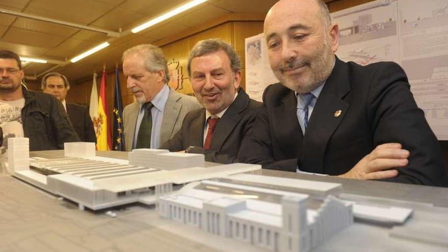 El entonces alcalde, Javier Losada, en la presentación del primer proyecto de la estación intermodal, en el año 2011.