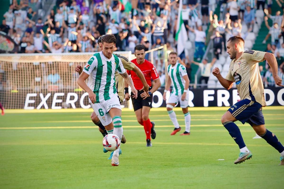 Álex Sala conduce el balón durante el encuentro entre el Córdoba CF y el Racing de Ferrol.