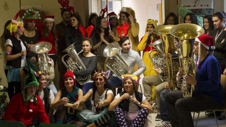 Magia, humor y lectura, en la Festa do Nadal del Hospital Materno Infantil de A Coruña