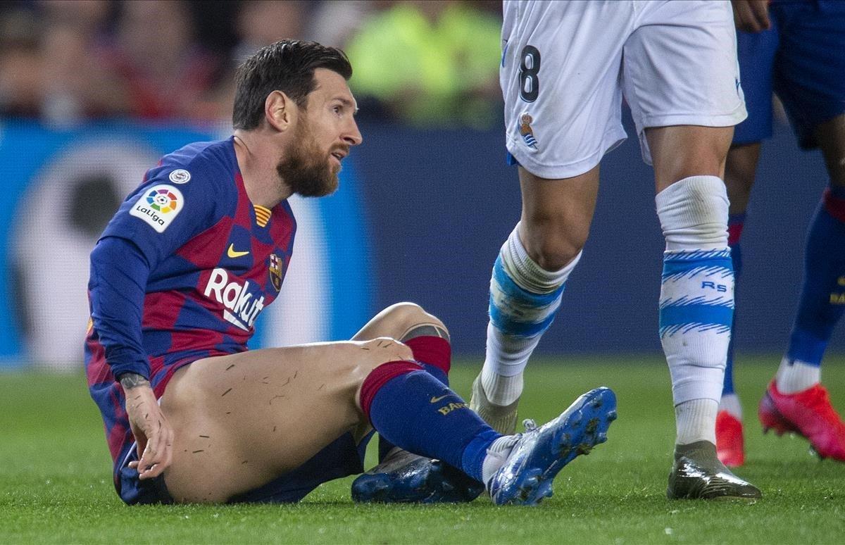 El lamento de Messi tras recibir una falta.