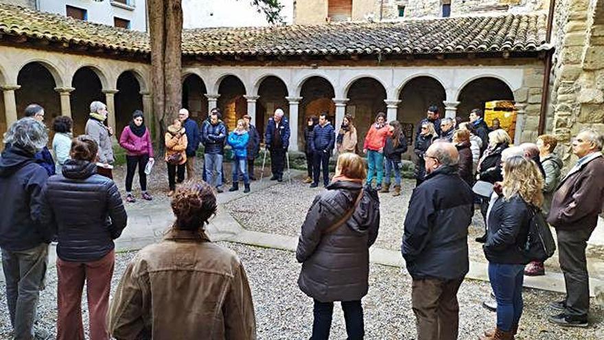 Els assistents de la visita guiada al claustre de la vila, un dels pocs edificis que va sobreviure a l&#039;incendi