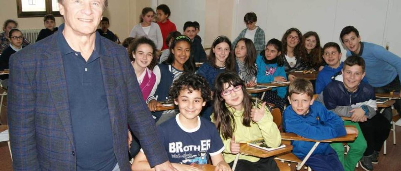 Vicente Muñoz, con los estudiantes de quinto y sexto de Primaria de La Paloma (Castropol). A la derecha, Ana Alcolea, con los alumnos de primero de ESO del instituto veigueño.