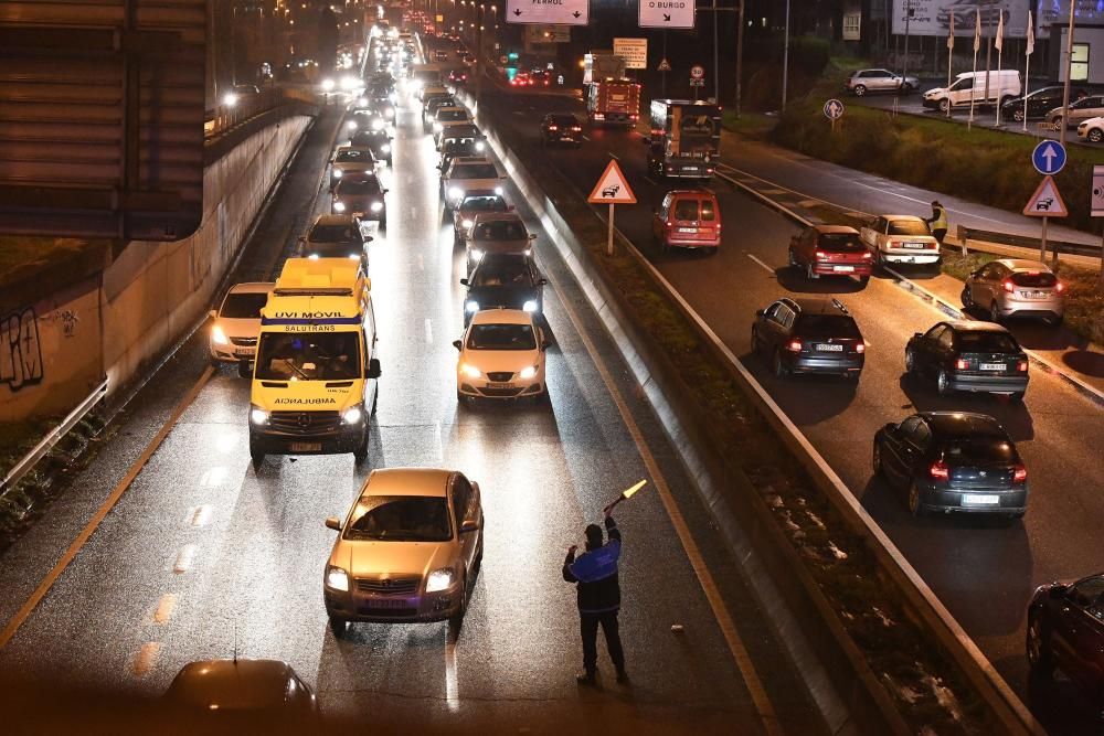 Un accidente en Alfonso Molina, a la altura de Santa Gema, en dirección a la ciudad, causó retenciones hasta el puente de A Pasaxe.