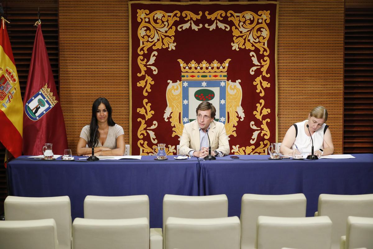 La vicealcaldesa, Begoña Villacís, el alcalde, José Luis Martínez Almeida, y la portavoz, Inmaculada Sanz.