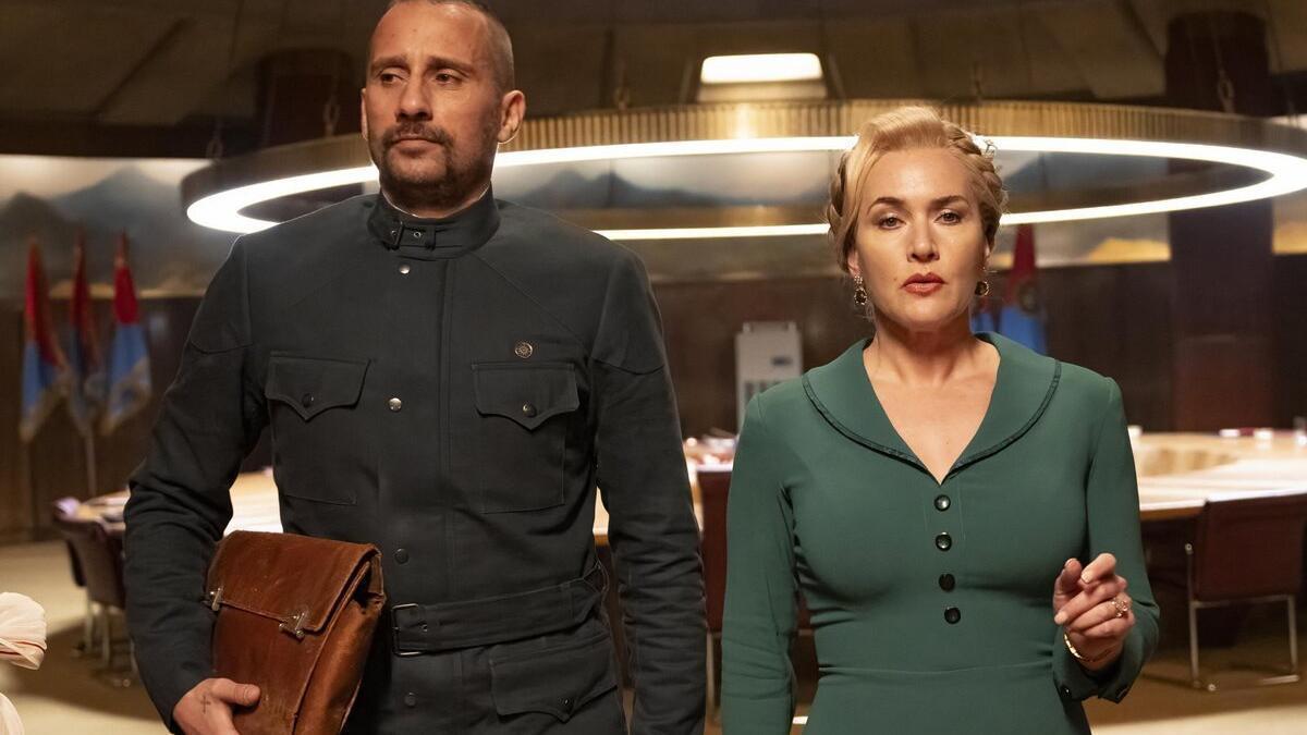 Kate Winslet y Matthias Schoenaerts en una escena de la serie de HBO Max.