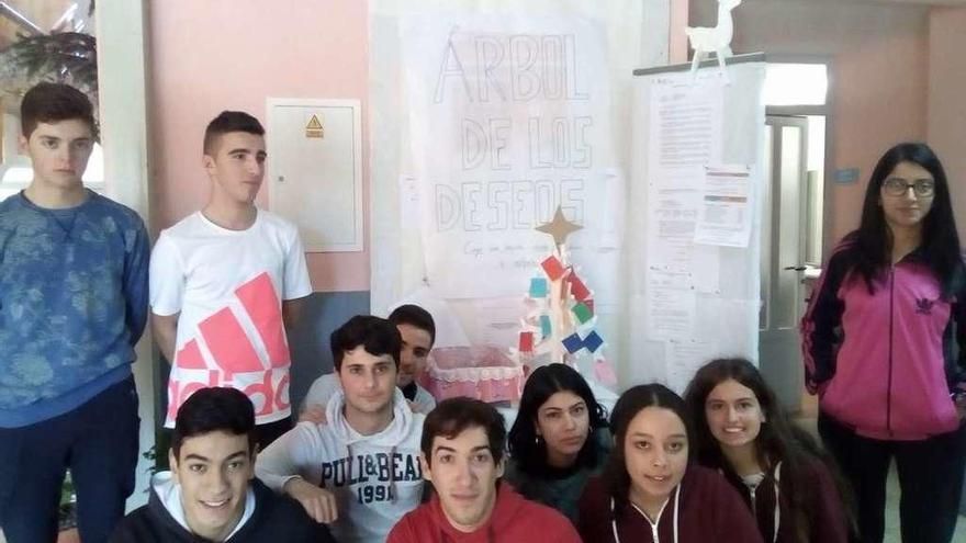 Grupo de alumnos del IES &quot;Los Valles&quot; de Camarzana posan junto a la postal del árbol de los deseos.