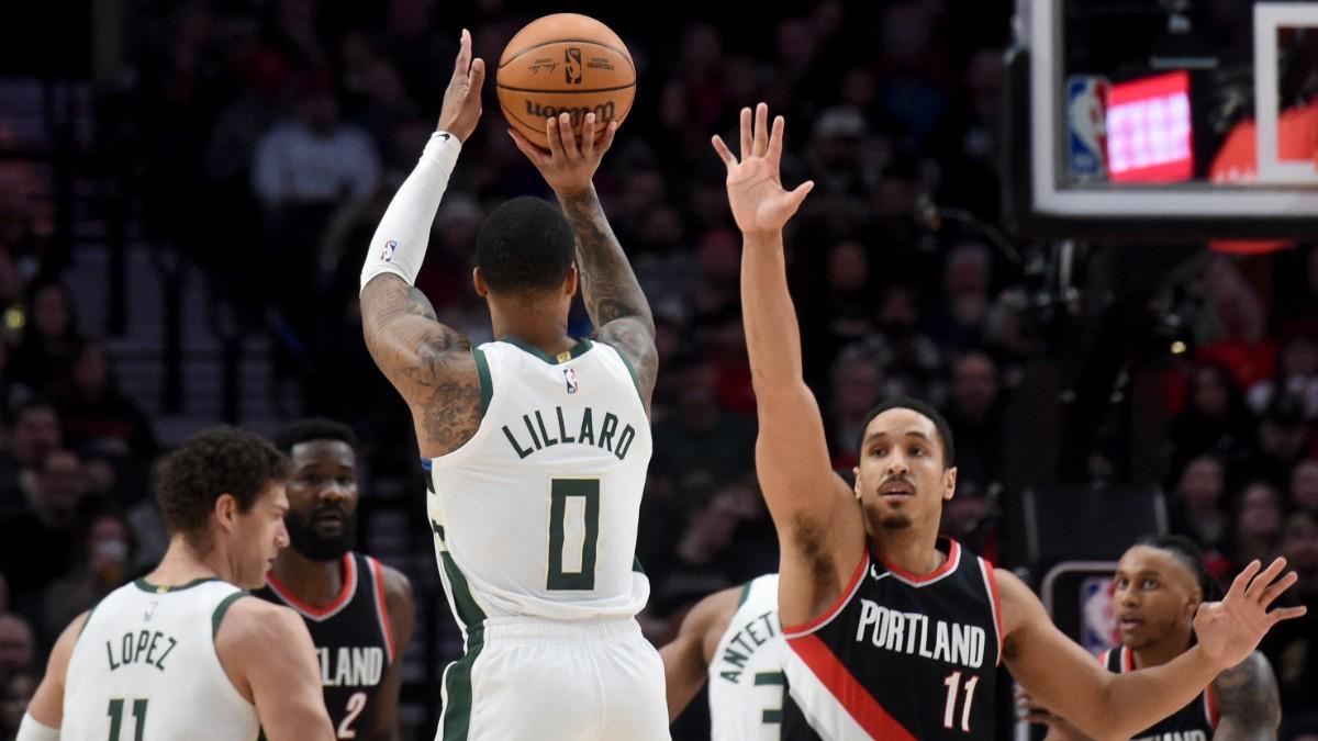 Damian Lillard, de los Milwaukee Bucks lanza ante Malcolm Brogdon de los Portland Trail Blazers
