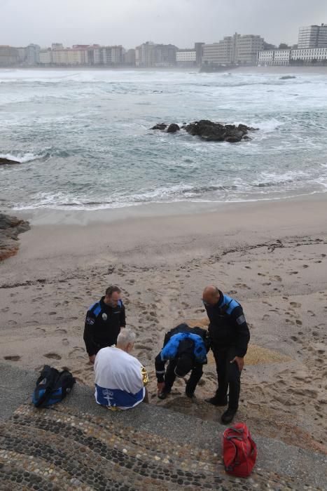 El 092 rescata a un bañista de 90 años en Riazor