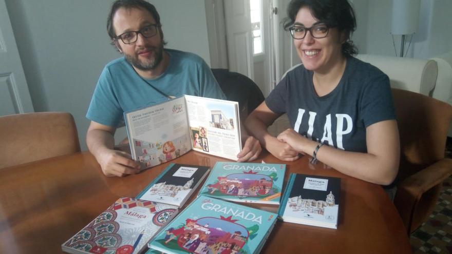 Alejandro Villén y María Corredera, con algunos de los libros de Lovingbooks, ayer en La Opinión.