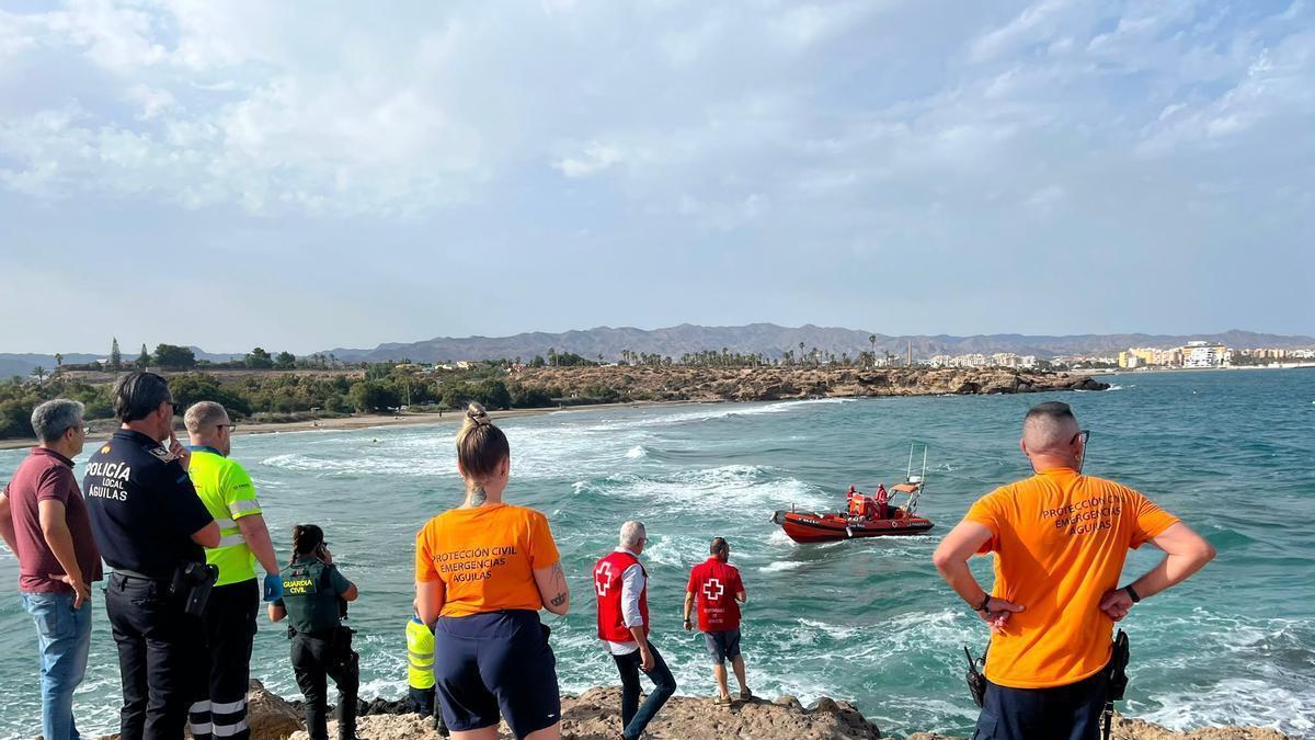 Buscan por tierra, mar y aire a un joven bañista en la playa de Matalentisco de Águilas
