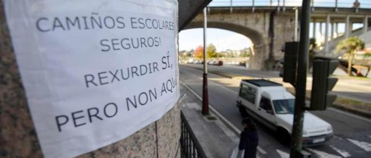 Los carteles fueron colocados también en el puente de A Barca. //G.S.