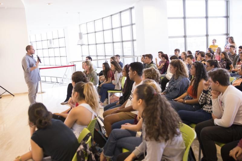 FUERTEVENTURA - FERIA DEL LIBRO FUERTEVENTURA 2018 -  EN LA FOTO CHARLA: LOS OJOS DE LA GUERRA A CARGO DEL PERIODISTA -  Antonio Pampliega 18-05-18  | 18/05/2018 | Fotógrafo: Gabriel Fuselli