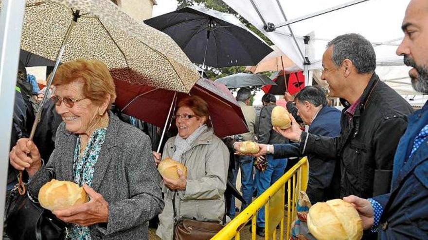 Marganell celebra sota el paraigua la Festa del Panellet