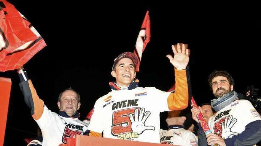 Márquez, subido en un autobús en plena celebración.