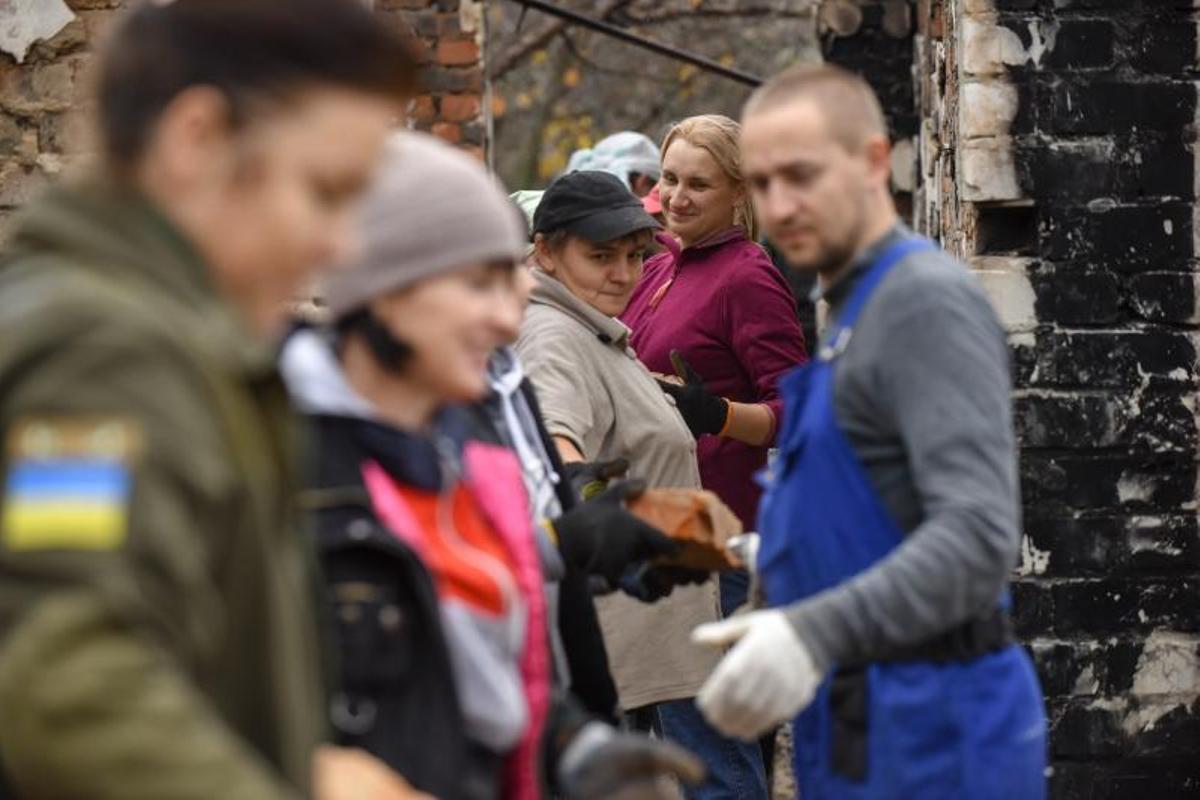 Bo Mozhemo (Porque podemos) Habitantes de Chernihiv y  Novoselivka, cuyas casas fueron dañadas durante la invasión rusa, crean movimiento de ayuda mutua para restaurarlas