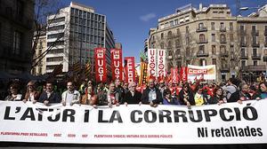 Milers de ciutadans, sobretot els col·lectius afectats pels ajustos, marxen per Barcelona.