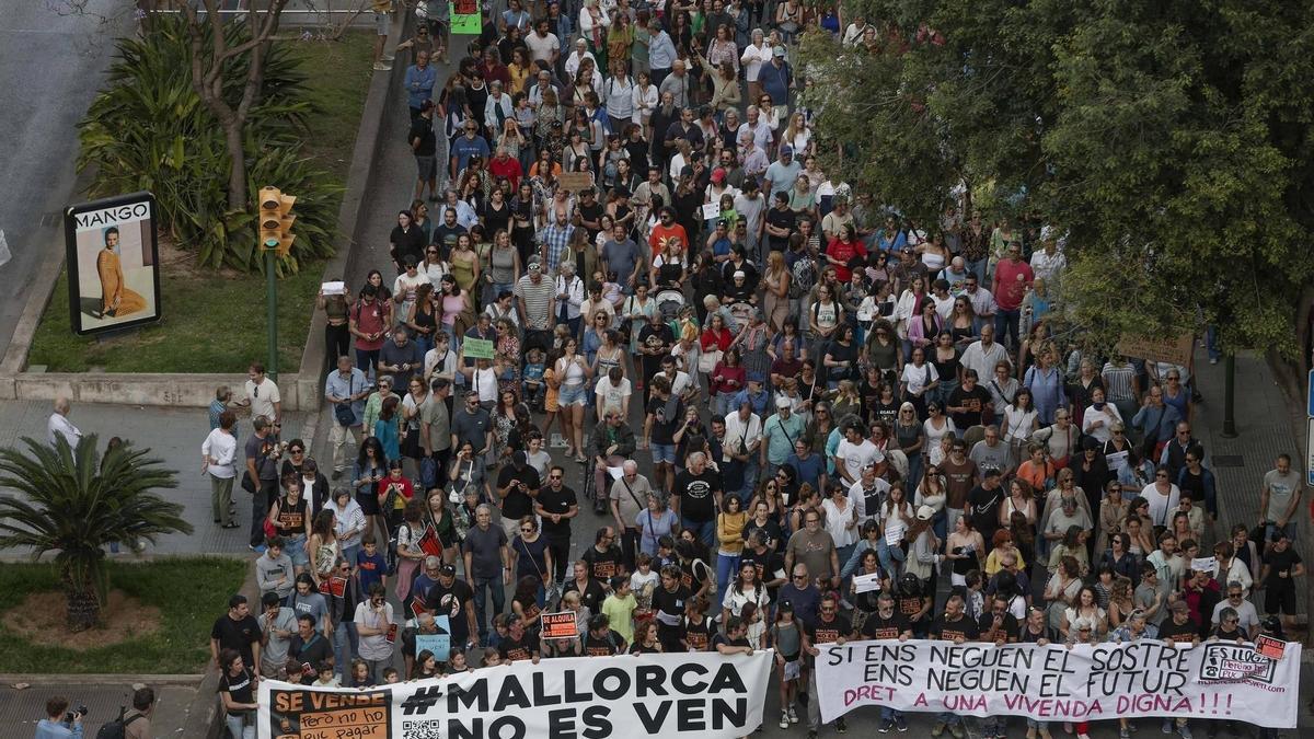 Imagen de la marcha del 25 de mayo contra el drama de la vivienda organizada en Mallorca, Banc del Temps de Sencelles, en Palma.