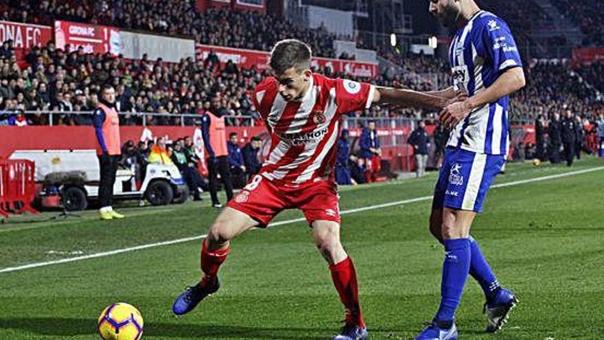 Pere Pons protegeix la pilota durant el Girona-Alabès de Lliga.