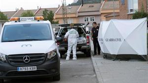 Agentes de la Guardia Civil delante de la vivienda donde sucedió el asesinato.