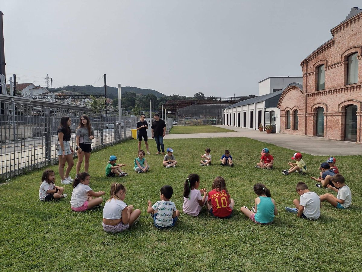 NIÑOS PARTICIPANTES EN UNO DE LOS CAMPAMENTOS DE VERANO DEL ESPAZO CONCILIA EN EL ENTORNO DEL MULTIUSOS DE SOUTOMAIOR.