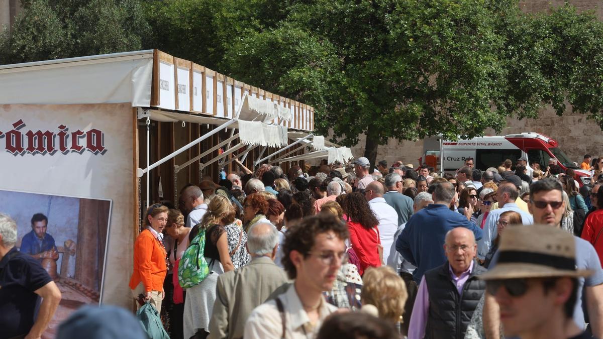 El buen tiempo acompaña en la apertura del mercado de la &#039;Escuraeta&#039;