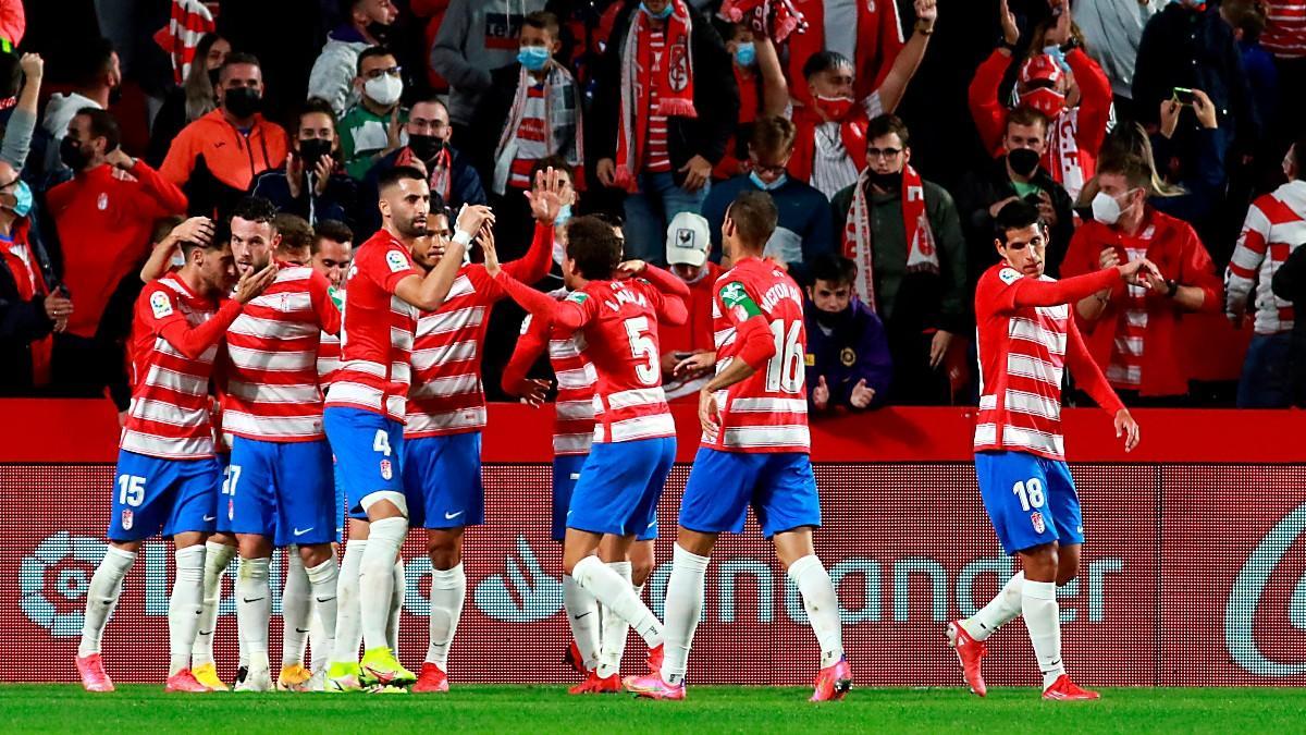 Los jugadores del Granada celebran el tanto de Rochina