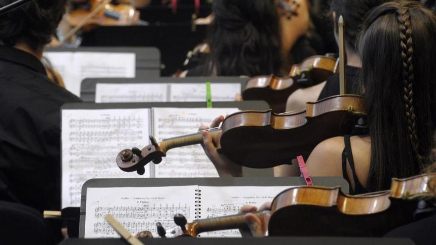 Violines durante un concierto en María Pita.