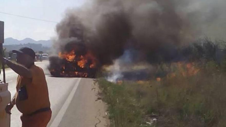 Un vehículo causa un incendio en Xàbia