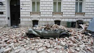 Un coche aplastado por los escombros de un edificio en Zagreb tras el terremoto. 