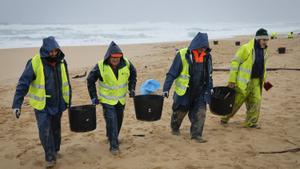 Continúa la limpieza de pellets en el parque natural de Corrubedo