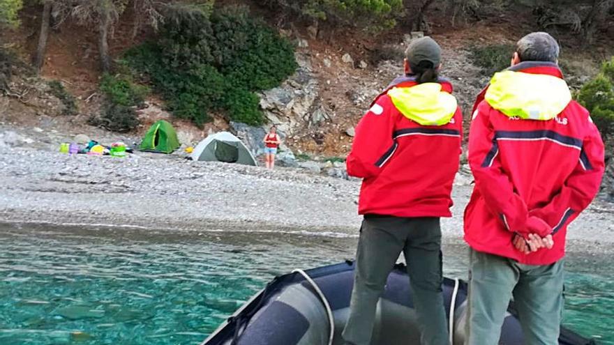 Agents arribant a una cala amb persones acampades. | AGENTS RURALS