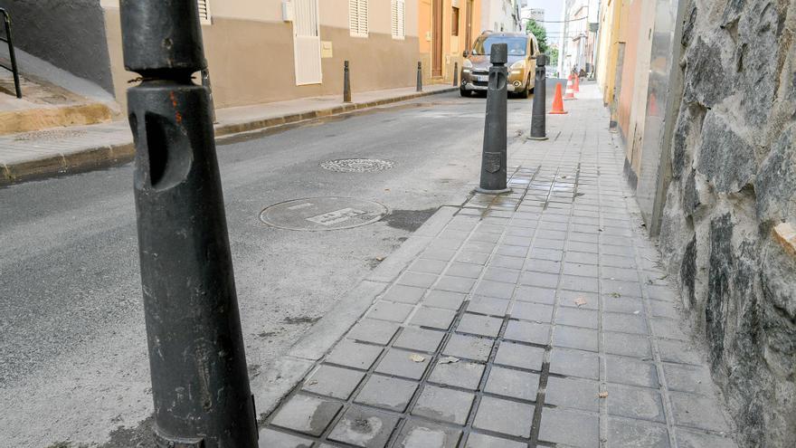 Las aceras del Risco se llenan de bolardos para evitar que los coches aparquen