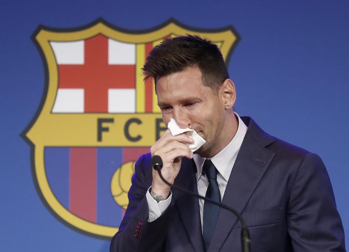8/8/2021. Lionel Messi, en la rueda de prensa en la que confirmó entre lágrimas su salida del Fútbol Club Barcelona. El jugador argentino ganó con el club azulgrana 10 Ligas, cuatro Ligas de Campeones y siete Copas del Rey, entre otros títulos.