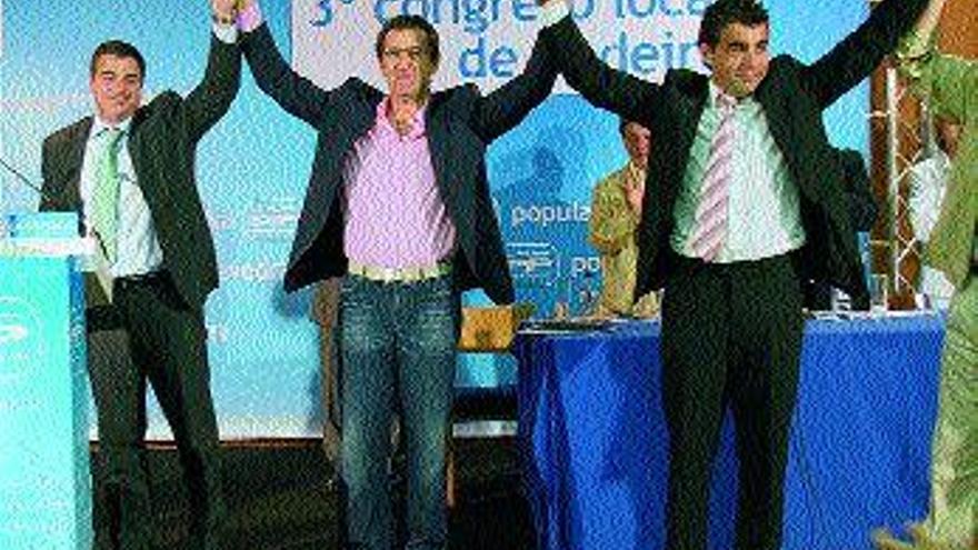 Alberto Núñez Feijóo y otros cargos del PP acompañaron a López en el acto de ayer. / bernabé/gutier