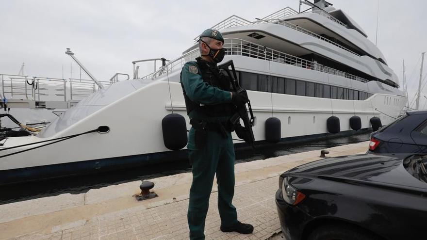 Ein Beamter der Guardia Civil bewacht die &quot;Tango&quot; am Hafen von Palma de Mallorca.