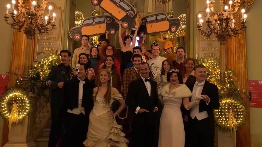 Una veintena de intérpretes de los musicales de Barcelona celebran el inicio de la Navidad