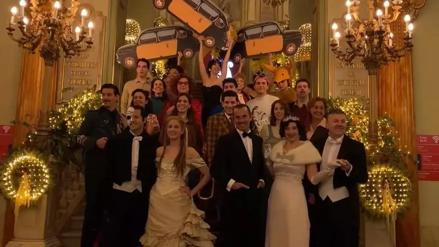 Una veintena de intérpretes de los musicales de Barcelona celebran el inicio de la Navidad