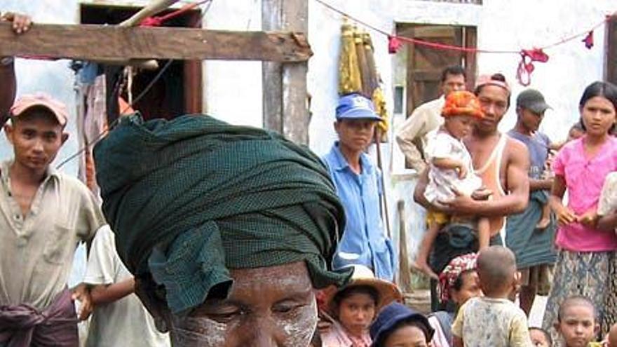 Una mujer recibe comida en Daydaye.