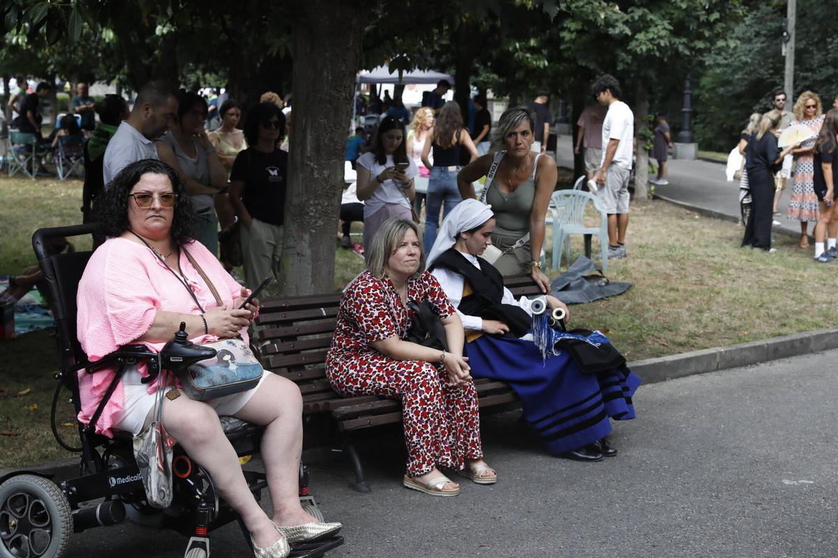 Trubia. El parque de Cataluña. Reportaje en la Jira de las fiestas de la localidad, con los romeros comiendo el bollo