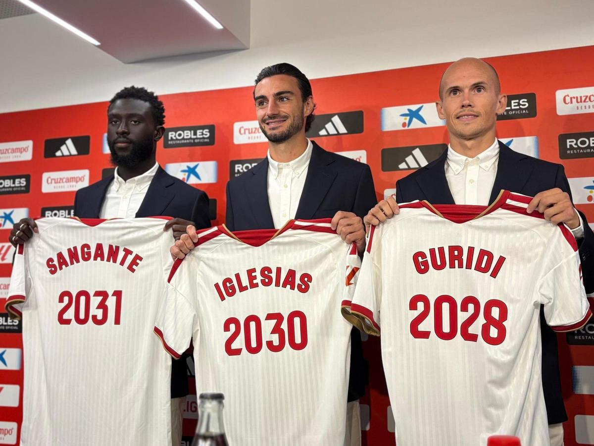 Juan Iglesias, Jon Guridi y Arouna Sangante en su presentación como jugadores del Sevilla FC