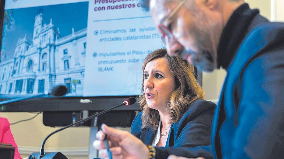 María José Catalá y Juanma Bádenas, en un pleno del Ayuntamiento de València.