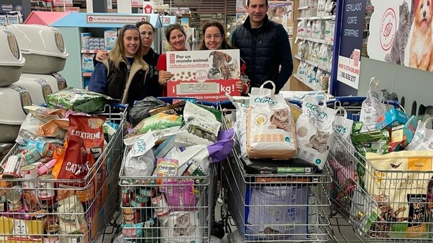 Recogida solidaria de alimentos para Bigotes. Bigotes, de Lalín, fue la beneficiaria de una recogida solidaria de alimentos celebrada el sábado en Kiwoko Marineda. “Gracias a iniciativas como estas, a la generosidad de la sociedad gallega, que cada día es más sensible a las necesidades de los animales sin hogar y no duda en apoyar a las asociaciones protectoras, que intentamos ayudar en lo que podemos”, valoran desde el colectivo. “La labor del voluntariado tampoco tiene precio”, subrayan. | CEDIDA